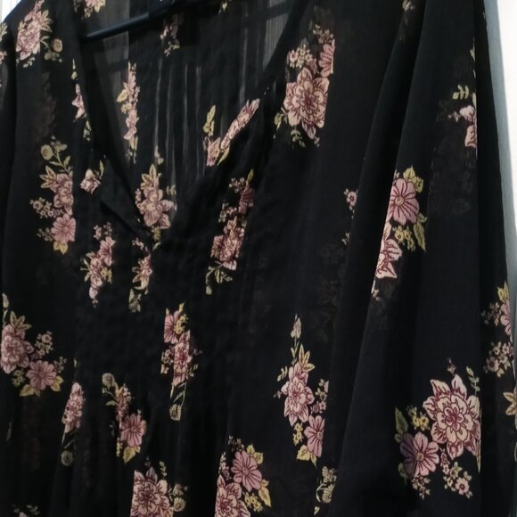 Torrid Womans Sheer Black Floral 3/4 Sleeve Pleats Top SIze 2 - Picture 7 of 9